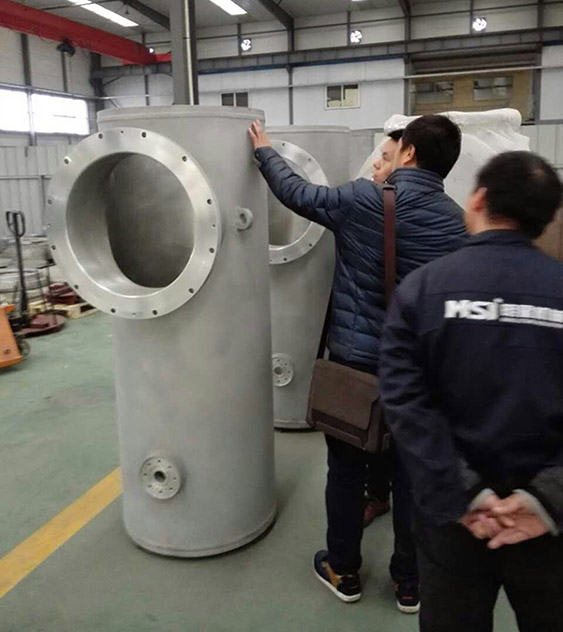 客戶(hù)參觀我公司GIS殼體成品。